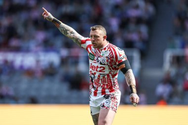 Leigh Leopards takımından Josh Charley, Betfred Magic Weekend 2025 maçında takım arkadaşlarına talimat verdi. Leigh Leopards, Catalans Dragons 'a karşı St. James' s Park, Newcastle, İngiltere, 3 Mayıs 2025