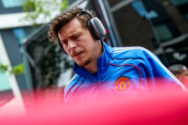Manchester United 'dan Victor Lindelof, Premier League karşılaşması öncesinde Gtech Community Stadyumu' na geldi. Brentford Manchester United 'a karşı Gtech Community Stadyumu, Londra, 4 Mayıs 2025