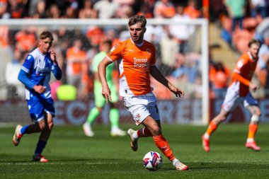 Blackpool 'dan Tom Bloxham, 3 Mayıs 2025' te Bloomfield Road, Blackpool 'da oynanan Blackpool-Bristol Rover maçında topu aldı.