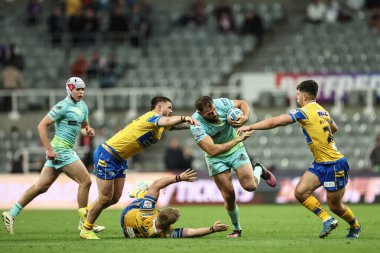 St. Helens 'den Alex Walmsley, Betfred Magic Weekend 2025 karşılaşmasında Leeds Rhinos' lu Jack Sinfield 'ı 3 Mayıs 2025' te St. James 's Park, Newcastle' da St.Helens - Leeds Rhinos maçında yakaladı.