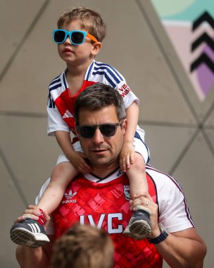 Taraftarlar, 3 Mayıs 2025 'te Birleşik Krallık' taki Emirates Stadyumu 'nda oynanan Premier League karşılaşması öncesinde Emirates Stadyumu' na geldiler.