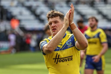 Warrington Wolves 'tan Josh Thewlis, Betfred Magic Weekend 2025 maçından sonra taraftarları alkışlıyor. Wigan Warriors, Warrington Wolves' a karşı St. James 's Park, Newcastle, İngiltere, 4 Mayıs 2025