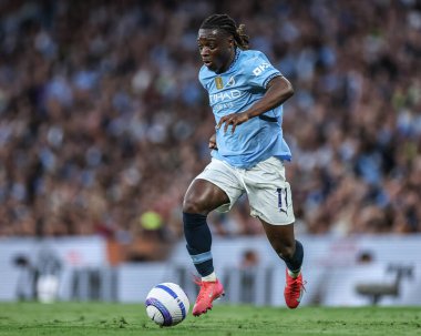 Manchester City 'den Jrmy Doku, Manchester City ile Wolverhampton Wanderers arasında oynanan Premier League maçında topu bırakıyor.