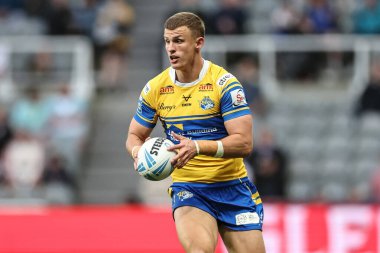 Leeds Rhinos takımından Ash Handley topu Betfred Magic Weekend 2025 maçında St. Helens, Leeds Rhinos 'a karşı St. James' s Park, Newcastle, İngiltere, 3 Mayıs 2025
