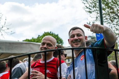 Taraftarlar, 3 Mayıs 2025 'te Londra' daki Emirates Stadyumu 'nda oynanan Premier League karşılaşması öncesinde Tollington' da bira öncesi maçının keyfini çıkarıyorlar.