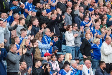 Leicester City taraftarları Premier League maçı sırasında Leicester City, Southampton 'a karşı King Power Stadyumu, Leicester, İngiltere, 3 Mayıs 2025