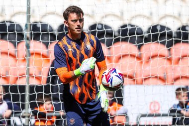 Blackpool 'dan Harry Tyrer, 3 Mayıs 2025' te Blackpool, İngiltere 'deki Bloomfield Road' da oynanan Blackpool-Bristol Rover maçında Sky Bet 1 'in önündeki ısınma maçında...