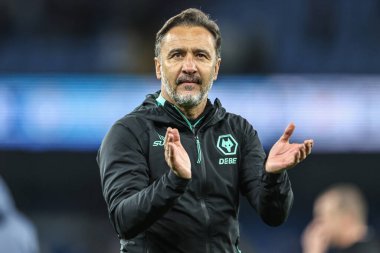 Wolverhampton Wanderers 'ın baş antrenörü Vitor Pereira, Premier League maçından sonra taraftarları Etihad Stadyumu' nda Manchester City ile Wolverhampton Wanderers maçında alkışlıyor.