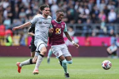 Burnley 'den Jaidon Anthony 3 Mayıs 2025' te Burnley 'e karşı Turf Moor, Burnley, Birleşik Krallık' ta oynanan Gökyüzü İddia Şampiyonası maçında top için mücadele ediyor.