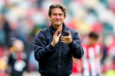 Brentford 'dan Thomas Frank, Premier League maçının ardından 4 Mayıs 2025' te Londra 'daki Gtech Community Stadyumu' nda Brentford Manchester United 'a karşı oynanan maçın ardından kazandığı galibiyetten sonra taraftarlarını kabul ediyor.