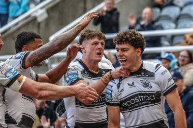 Hull FC 'den Lewis Martin, Betfred Magic Weekend 2025 maçında Huddersfield Giants vs Hull FC' ye karşı St. James 's Park, Newcastle, İngiltere' de 4 Mayıs 2025 'te yaptığı maçı kutluyor.