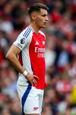 Arsenal 'den Jakub Kiwior, 3 Mayıs 2025' te Birleşik Krallık 'taki Emirates Stadyumu' nda oynanan Premier League maçında Arsenal ve Bournemouth maçına bakıyor.