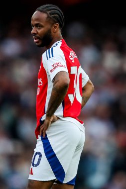 Arsenal 'den Raheem Sterling, 3 Mayıs 2025' te Birleşik Krallık 'taki Emirates Stadyumu' nda oynanan Premier League karşılaşmasında tepki gösterdi.