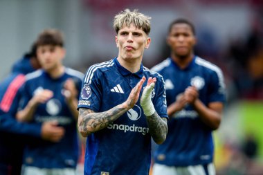 Manchester United takımlarından Alejandro Garnacho, Premier League maçı Brentford-Manchester United maçının ardından 4 Mayıs 2025 'te Londra' daki Gtech Community Stadyumu 'nda yenilen taraftarları kabul ediyor.