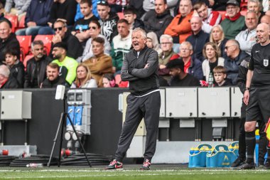 Sheffield United 'ın Chris Wilder teknik direktörü takım talimatlarını 3 Mayıs 2025' te Bramall Lane, Sheffield, İngiltere 'de Sheffield United ve Blackburn Rovers maçında verdi.