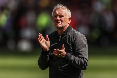 Sheffield United 'ın menajeri Chris Wilder, 3 Mayıs 2025' te Bramall Lane, Sheffield, İngiltere 'de oynanan Sky Bet Şampiyonası maçından sonra taraftarları alkışlıyor.