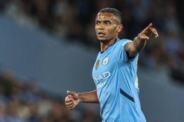 Manchester City 'den Manuel Akanji, Premier League maçında takım talimatlarını veriyor. Manchester City, Etihad Stadyumu' nda Wolverhampton Wanderers 'a karşı, 2 Mayıs 2025