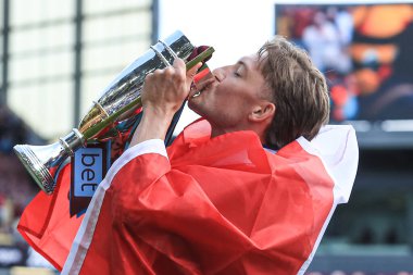 Burnley 'den Oliver Sonne, 3 Mayıs 2025' te Burnley, Burnley, İngiltere 'deki Turf Moor' da oynanan Gökyüzü İddia Şampiyonası maçından sonra ikincilik ödülünü elinde tutuyor.