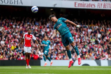 AFC Bournemouth takımından Evanilson, 3 Mayıs 2025 'te İngiltere' nin Emirates Stadyumu 'nda oynanan Premier League karşılaşmasında topa liderlik ediyor.