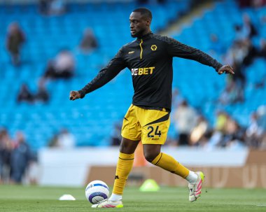 Wolverhampton Wanderers takımından Toti Gomes Premier League maçında Manchester City ile Wolverhampton Wanderers maçında 2 Mayıs 2025 'te Etihad Stadyumu' nda ısındı.