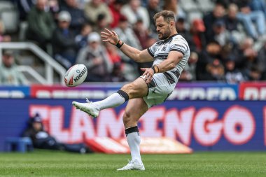 Hull FC 'den Aidan Sezer Betfred Magic Weekend 2025 maçında topu sahaya sürüyor Huddersfield Giants vs Hull FC St. James' s Park, Newcastle, 4 Mayıs 2025