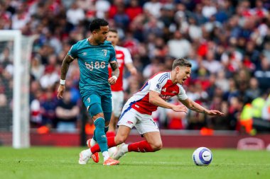 Arsenal 'den Leandro Trossard, İngiltere' nin başkenti Londra 'daki Emirates Stadyumu' nda oynanan Premier League maçında AFC Bournemouth 'dan Justin Kluivert' e meydan okudu.