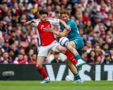 Arsenal 'den Declan Rice, İngiltere' nin başkenti Londra 'daki Emirates Stadyumu' nda oynanan Premier League maçı sırasında AFC Bournemouth takımından Illia Zabarnyi ile top mücadelesi veriyor.