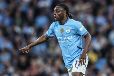 Manchester City 'den Jrmy Doku, Premier League maçında takım talimatlarını veriyor. Manchester City, Etihad Stadyumu' nda Wolverhampton Wanderers 'a karşı, 2 Mayıs 2025