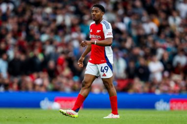 Arsenal 'den Myles Lewis-Skelly, 3 Mayıs 2025' te Birleşik Krallık 'taki Emirates Stadyumu' nda oynanan Premier League maçında Arsenal 'e karşı Bournemouth maçına bakıyor.