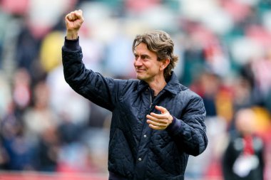 Brentford 'dan Thomas Frank, Premier League maçının ardından 4 Mayıs 2025' te Londra 'daki Gtech Community Stadyumu' nda Brentford Manchester United 'a karşı oynanan maçın ardından kazandığı galibiyetten sonra taraftarlarını kabul ediyor.