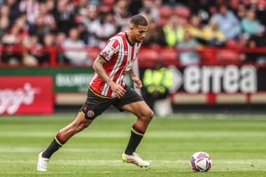 Sheffield United takımından Vinicius Souza, 3 Mayıs 2025 'te Bramall Lane, Sheffield, İngiltere' de oynanan ve Sheffield United 'ın Blackburn Rovers' a karşı oynadığı Sky Bet Şampiyonası maçında topu bırakıyor.