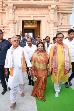 BJP Rajya Sabha Milletvekili Dilip Ghosh ve eşi Rinku Majumder ve Batı Bengal Devlet Enerji Bakanı ve Kıdemli TMC lideri Biswas Çarşamba günü Batı Bengal Genel Sekreteri Mamata Banerjee sırasında tapınağa girdiler.