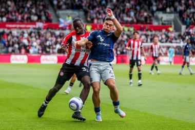 Brentford 'dan Michael Kayode Premier League karşılaşmasında Manchester United takımından Matthijs de Ligt ile Londra' daki Gtech Community Stadyumu 'nda 4 Mayıs 2025' te oynanan karşılaşmada top için mücadele etti.