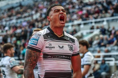 Hull FC 'den Will Pryce, Huddersfield Giants vs Hull FC maçında Hull FC' den Lewis Martin 'in 4 Mayıs 2025' te St. James 's Park, Newcastle' da yapacağı denemeyi kutluyor.