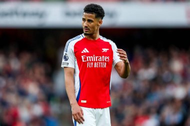 Arsenal 'den William Sthe, 3 Mayıs 2025' te Birleşik Krallık, Londra 'daki Emirates Stadyumu' nda oynanan Premier League maçında seyrediyor.