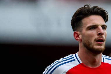 Arsenal 'den Declan Rice, 3 Mayıs 2025' te Birleşik Krallık 'taki Emirates Stadyumu' nda oynanan Premier League maçında Arsenal ve Bournemouth maçını izliyor.