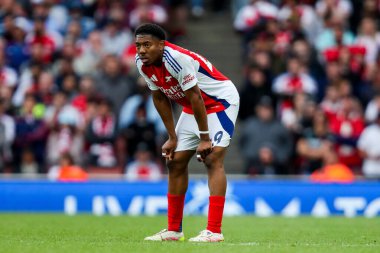 Arsenal 'den Myles Lewis-Skelly, 3 Mayıs 2025' te Birleşik Krallık 'taki Emirates Stadyumu' nda oynanan Premier League maçında Arsenal 'e karşı Bournemouth maçına bakıyor.