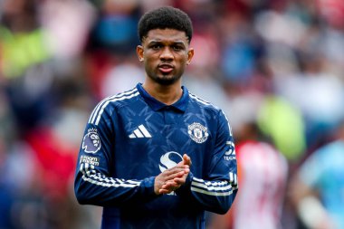 Manchester United takımlarından Amad Diallo, 4 Mayıs 2025 'te İngiltere' deki Gtech Community Stadyumu 'nda oynanan Premier League karşılaşmasında Brentford Manchester United' a karşı oynanan yenilgi sonrasında taraftarlarını kabul ediyor.