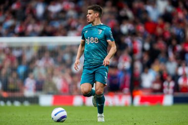 AFC Bournemouth takımından Milos Kerkez, İngiltere 'nin başkenti Emirates Stadyumu' nda oynanan Premier League maçında topla koşuyor.