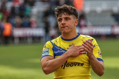 Warrington Wolves takımından Oli Leyland, 4 Mayıs 2025 'te oynanan Betfred Magic Weekend 2025 karşılaşmasında taraftarları alkışlıyor.