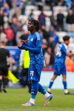 Leicester City 'den Jeremy Monga, 3 Mayıs 2025' te King Power Stadyumu 'nda Leicester City ile Southampton arasındaki Premier League maçının son düdüğü çaldıktan sonra taraftarları alkışlıyor.