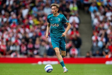 AFC Bournemouth takımından Dean Huijsen, 3 Mayıs 2025 'te Emirates Stadyumu' nda oynanan Premier League maçında topla koşuyor.