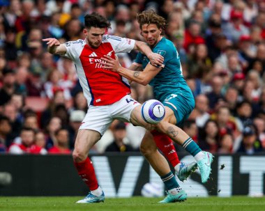 Arsenal 'den Declan Rice, İngiltere' nin başkenti Londra 'daki Emirates Stadyumu' nda oynanan Premier League maçı sırasında AFC Bournemouth takımından Illia Zabarnyi ile top mücadelesi veriyor.