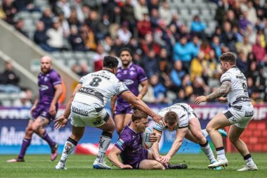 Huddersfield Giants 'tan Sam Halsall, Hull FC' den Ed Chamberlain tarafından oynanan Betfred Magic Weekend 2025 maçında Huddersfield Giants, Hull FC 'ye karşı St. James' s Park, Newcastle, İngiltere, 4 Mayıs 2025