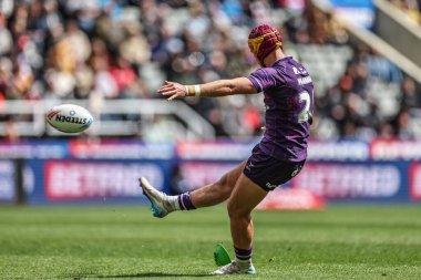 Manchester United takımından Patrick Dorgu, Manchester United 'ın 8 Mayıs 2025 tarihinde Old Trafford, Manchester, İngiltere' de oynadığı Manchester United ile oynadığı yarı final maçında