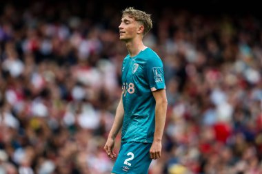 AFC Bournemouth 'dan Dean Huijsen, 3 Mayıs 2025' te Birleşik Krallık 'taki Emirates Stadyumu' nda oynanan Premier League maçında Arsenal ve Bournemouth maçına bakıyor.