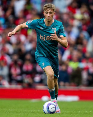 AFC Bournemouth takımından Dean Huijsen, 3 Mayıs 2025 'te Emirates Stadyumu' nda oynanan Premier League maçında topla koşuyor.