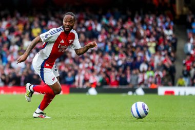 Arsenal 'den Raheem Sterling, 3 Mayıs 2025' te Londra 'daki Emirates Stadyumu' nda oynanan Premier League maçında topu aldı.