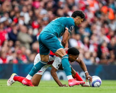 Arsenal takımından Myles Lewis-Skelly, 3 Mayıs 2025 tarihinde İngiltere 'nin başkenti Londra' daki Emirates Stadyumu 'nda oynanan Premier League maçında Evanilson' a meydan okudu.