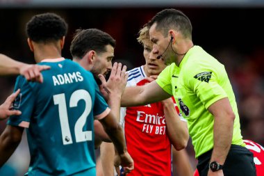 Arsenal 'den Martin Odegaard, 3 Mayıs 2025' te Birleşik Krallık 'ta Emirates Stadyumu' nda oynanan Premier League maçında Lewis Cook ve hakem Jarred Gillett 'e tepki gösterdi.